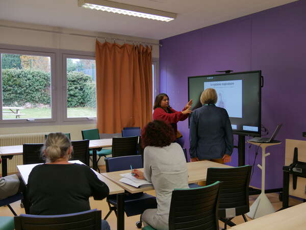 Notre ingénieure formation et pédagogie en train de présenter l'écran interactif à une formatrice