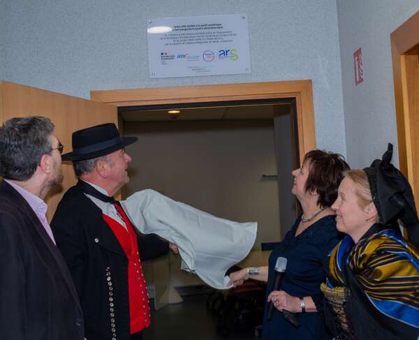 Découverte de la plaque commémorative à l'entrée de la salle